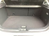 ラゲッジルーム内の凹凸をなくす事でスッキリした広がりを造りだし、荷物がスムーズに出し入れできる気持ちよさ、使い易さを実現!