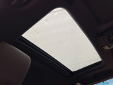 【サンルーフ】開放感たっぷりの希少装備、サンルーフが装着されています!車内に明かりを取り入れたり景色を楽しむ以外にも、車内の空気も簡単に換気できて快適です!