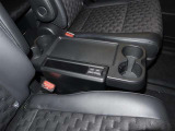 二列目シートの間にミニテーブル兼ドリンクホルダーが有ります♪畳めば3列目へ移動がスムーズに出来る通路に早変わりします(^_-)-☆