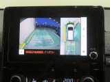パノラミックビューモニター搭載。カメラで車両周囲の状況を映し出すため、狭い場所での駐車などに役立ちます。