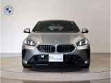 【BMWの伝統】BMWの特徴的な&ldquo;キドニーグリル&rdquo;は、80年以上続く伝統の形でございます。変わらないこだわりのデザインが、プレミアムブランド&ldquo;BMW&rdquo;を創り出します。