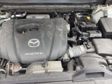 「SKYACTIV-G(ガソリン)」は、規格外の高圧縮を実現し、世界のエンジン技術者に驚きを与えました。さらに、それを維持したままノッキングの発生を抑え、熱効率を向上、走りにも寄与したエンジンです。