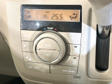 【オートエアコン】一度お好みの温度に設定すれば、車内の温度を検知し風量や温度を自動で調整。暑い&hellip;寒い&hellip;と何度もスイッチ操作をする必要はありません。快適な車内空間には必須の機能ですね♪