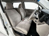 前席はベンチシート!運転席助手席間の移動ができます!シート位置が高めで乗り降りしやすい!
