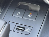 【電動パーキングブレーキ】ブレーキを踏んで停車したときにブレーキペダルから足を離しても停車状態を維持することができます。