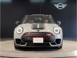 MINIのフロントグリルのデザインはイギリスで生まれた当初から、シルバーのサイドバーが折り重なった伝統的なデザインで御座います。その伝統はBMWのお車になってからでも少しずつ形を変えて守られております