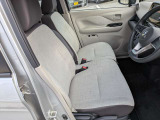 ベンチシートで広々ドライブ。運転席と助手席がつながっているので隣に座った人との距離も縮まるかも。