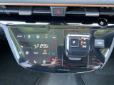 「オートエアコン」付き一年中快適な室内を提供!車内温度を設定すると、風量を自動で調節してくれます。さらに前席シートヒーター、ハンドルヒーターつき(^^)/