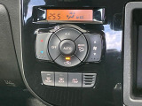 【オートエアコン】一度お好みの温度に設定すれば、車内の温度を検知し風量や温度を自動で調整。暑い&hellip;寒い&hellip;と何度もスイッチ操作をする必要はありません。快適な車内空間には必須の機能ですね♪