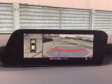 車両の前後左右にある4つのカメラを合成することで、まるでご自身のクルマを空から見ているような俯瞰での映像を映し出してくれます。バック時ももちろんのこと、前進時に視界の悪い交差点でも役に立ちますね。