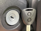 【キーレス】少し離れた場所からでもボタン一つでドアの開錠・施錠ができるのでとっても便利!ドアの鍵穴周りに傷をつけることもありません♪