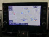 9インチのディスプレイオーディオ装着です。スマホとの通信で様々なサービスが楽しめます。TV視聴にも対応しています。