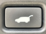 【ハンズフリーパワーバックドア】リアバンパー下部に足先を出し入れするだけでバックドアが自動で開閉♪両手が荷物でふさがっている時でもラクラク開閉操作が行えます!