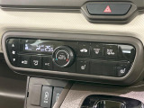 【オートエアコン】一度お好みの温度に設定すれば、車内の温度を検知し風量や温度を自動で調整。暑い&hellip;寒い&hellip;と何度もスイッチ操作をする必要はありません。快適な車内空間には必須の機能ですね♪
