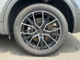 20インチ純正アルミホイール装備 全車両に標準装備の純正アルミホイールは、純正ならではのバランスの良いデザインと、走行安定性をお楽しみ頂けます。