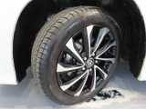 タイヤサイズは205/55R17です。純正アルミホイール付き!