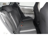 【リヤシート】前に倒してさらに荷室を広く使えます。