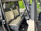 運転席まわりには十分なスペースがあり、大柄な方でもゆったり運転していただける環境です。