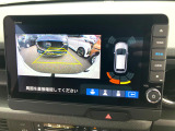 【マルチビューカメラシステム】専用のカメラにより、上から見下ろしたような視点で360度クルマの周囲を確認することができます☆死角部分も確認しやすく、狭い場所での切り返しや駐車もスムーズに行えます。