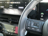 オーディオの音量や車両安全装備などの車両情報を手元で操作できるハンドルスイッチ付き。