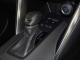 電動パーキングブレーキ・ブレーキホールドを装備してます。ホールド機能は信号待ちが多い一般道で疲労軽減になり、大好評です!