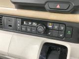 【オートエアコン】一度お好みの温度に設定すれば、車内の温度を検知し風量や温度を自動で調整。暑い&hellip;寒い&hellip;と何度もスイッチ操作をする必要はありません。快適な車内空間には必須の機能ですね♪