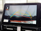 【バックガイドモニター】車両後方の映像をナビ画面に表示し、駐車などの後退操作をサポートします。