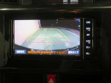 車両後方の映像を映すバックモニター。進路を確認しながら安全に車庫入れできます。