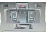 スマートキーや運転席のボタンを押すだけでリアゲートが自動で開閉します!荷物を持っている時や、高い位置にあるバックドアを閉める際に便利な機能です