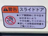 見た目が大事!な外装はぴかっとキレイに磨いており、経年のくすみもよみがえっております。ヘッドライトやドア周辺を磨く際にはマスキングテープを使用して保護しながら丁寧に作業をしております。
