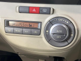 【オートエアコン】一度お好みの温度に設定すれば、車内の温度を検知し風量や温度を自動で調整。暑い&hellip;寒い&hellip;と何度もスイッチ操作をする必要はありません。快適な車内空間には必須の機能ですね♪