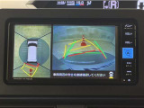 真上から見下ろしたような視点で車とその周囲を確認出来る画面と、車両後方を映し出すバックモニター画面の2つを表示してくれます。