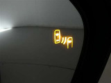 隣車線を走る車両をレーダーで検知し、ドアミラーでは確認しにくい後側方エリアに存在する車両に加え、急接近してくる車両も検知します。車両を検知するとドアミラーに搭載されたLEDインジケーターが点灯します。