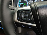 ステアリングには運転中でも簡単に操作できる各種スイッチついてます