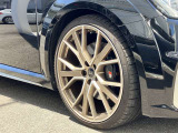 20インチ純正アルミホイール装備 全車両に標準装備の純正アルミホイールは、純正ならではのバランスの良いデザインと、走行安定性をお楽しみ頂けます。
