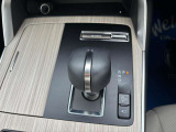 Pレンジの入れ忘れ警告などが可能なエレキシフト(電動シフト)を搭載したフローティングセンターコンソールです。