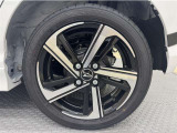 アルミホイール付き!「純正」なので車のデザインともマッチしています。お洒落は足元から。。。といいますから♪