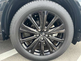 225/55R19のアルミホイール。デザインもさる事ながら、切削加工により、重量軽減と立体感を与えられた贅沢なアルミホイールです!