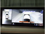 パノラミックビューモニター。車両を上から見たような映像を表示。運転席から目視しにくい車両周囲の状況をリアルタイムで確認できます。