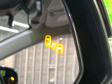 【ブラインドスポットモニター】走行中、ドアミラーの死角になりやすい箇所に後続車が接近するとサイドミラーのレンズに警告を表示!ドライバーに注意喚起をしてくれます。