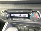 【オートエアコン】一度お好みの温度に設定すれば、車内の温度を検知し風量や温度を自動で調整。暑い&hellip;寒い&hellip;と何度もスイッチ操作をする必要はありません。快適な車内空間には必須の機能ですね♪