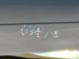 ●ヘッドアップディスプレイ:現在の速度や走行情報をデジタル表示で運転席前方のガラスに投影!運転中、視線をずらさず必要な情報を確認できるのでとっても便利で安心!