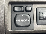 【電動格納ミラー】サイドミラーは電動格納式となっており、狭い駐車場でもキズがつくリスクを抑えられます。