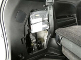最近はパンク修理キットが標準ですね。タイヤの無い分軽量化と収納スペース確保できますね。