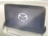 【マツダコネクトナビ】車内の雰囲気にマッチした一体型タイプのナビ。各種車輌設定やBluetooth再生等、様々な機能が楽しめます。直感的なダイヤル操作が可能で、使い勝手も良好です。