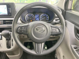 インテリアに合わせたデザインのステアリングは、運転される方のことも考え、運転しやすい形状、大きさです。是非一度、実際に触ってお確かめください。