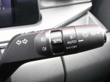 アダプティブLEDヘッドライトシステムは、照射パターンを変化させて対向車や先行車が眩しくならないようにハイビームをキープすることで、良好な視界を確保します。もちろん自動点灯/消灯するオートライトも。
