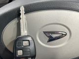 【キーレス】少し離れた場所からでもボタン一つでドアの開錠・施錠ができるのでとっても便利!ドアの鍵穴周りに傷をつけることもありません♪