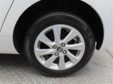 車両のデザインにマッチした純正アルミホイールを装着しています。