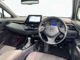 運転席まわりです。 各操作スイッチは使いやすい位置に配置されてます。